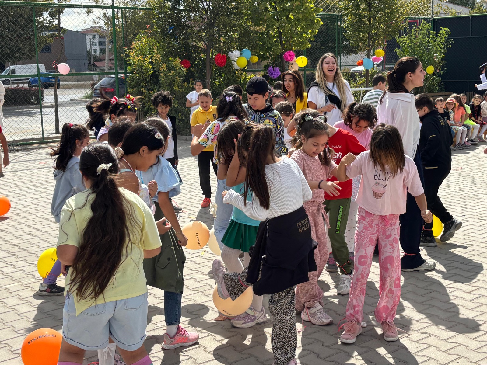 Etkin Kolej | Okuluma Renk Kattın Partisinden Mutlu Anlar
