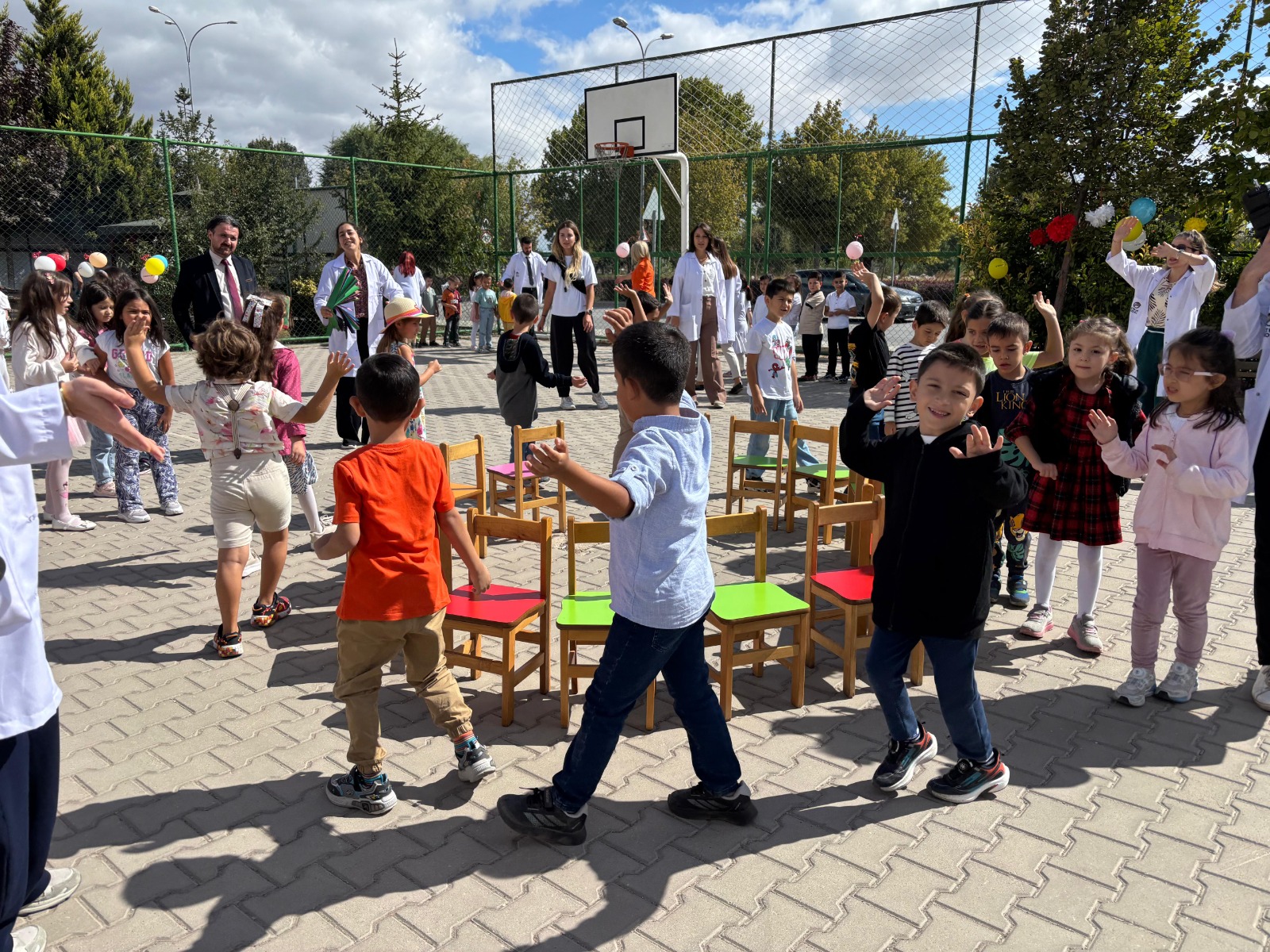 Etkin Kolej | Okuluma Renk Kattın Partisinden Mutlu Anlar