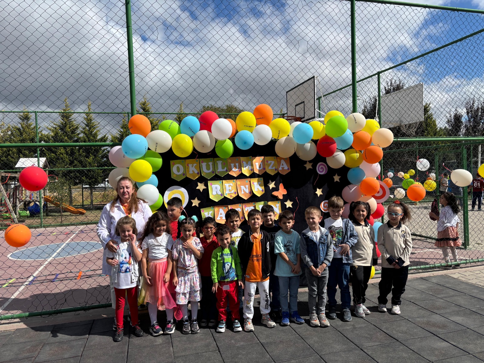 Etkin Kolej | Okuluma Renk Kattın Partisinden Mutlu Anlar