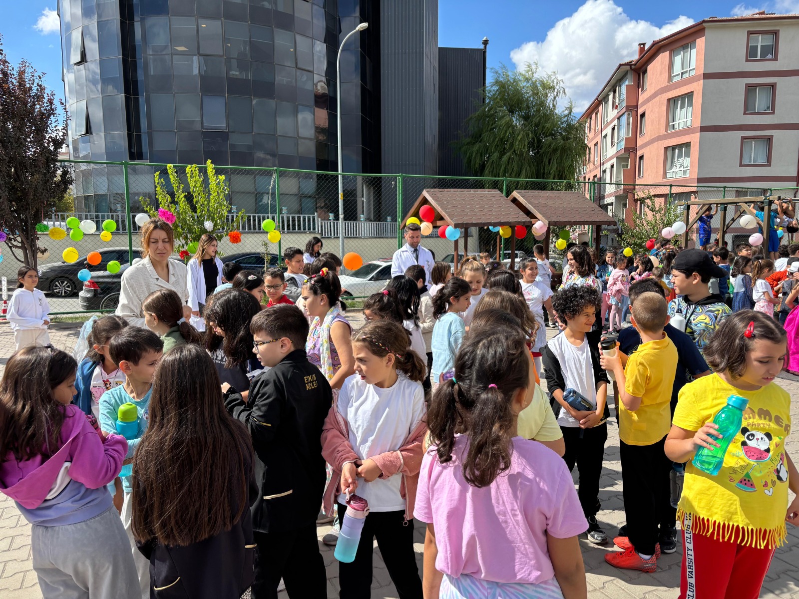 Etkin Kolej | Okuluma Renk Kattın Partisinden Mutlu Anlar