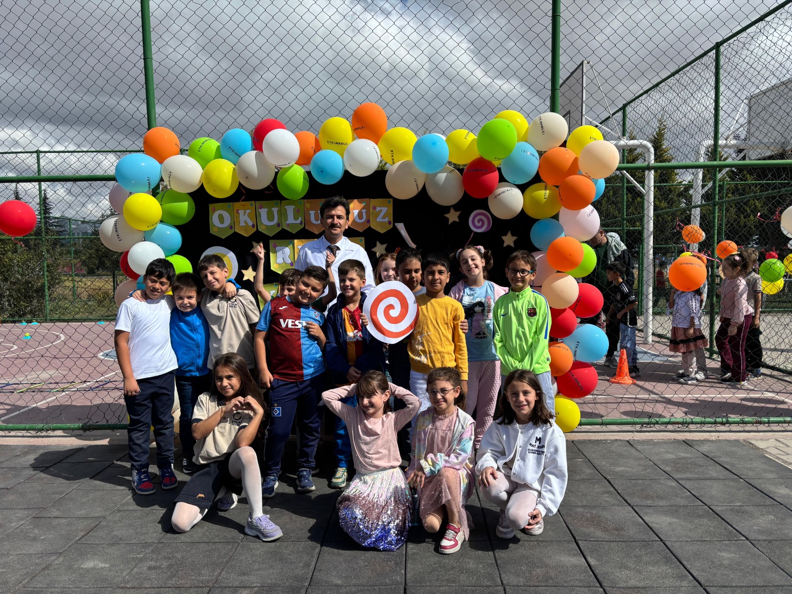 Etkin Kolej | Okuluma Renk Kattın Partisinden Mutlu Anlar