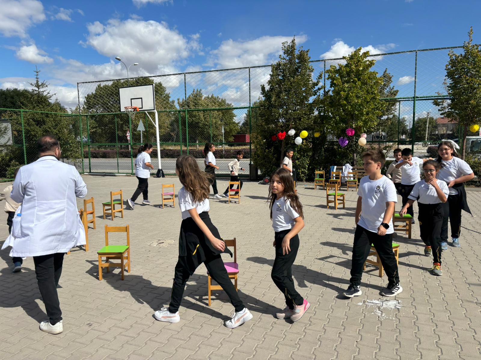 Etkin Kolej | Okuluma Renk Kattın Partisinden Mutlu Anlar