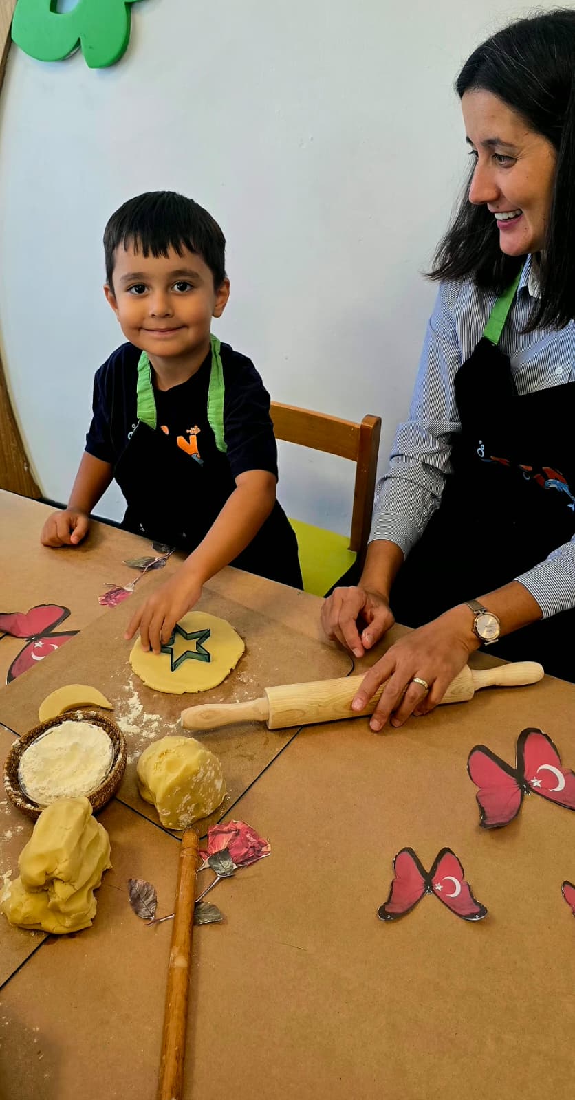 Etkin Kolej | ANNELERİMİZLE AY YILDIZLI KURABİYE!