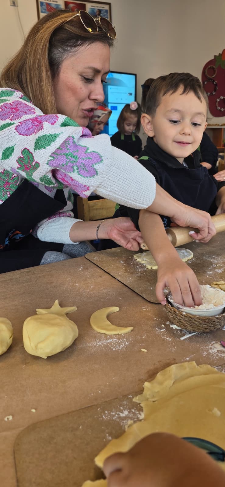 Etkin Kolej | ANNELERİMİZLE AY YILDIZLI KURABİYE!