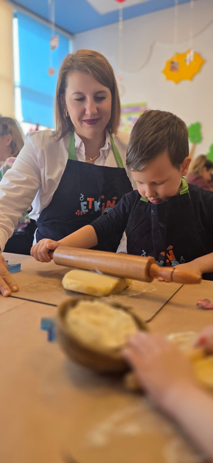 Etkin Kolej | ANNELERİMİZLE AY YILDIZLI KURABİYE!