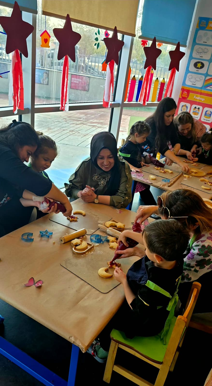 Etkin Kolej | ANNELERİMİZLE AY YILDIZLI KURABİYE!