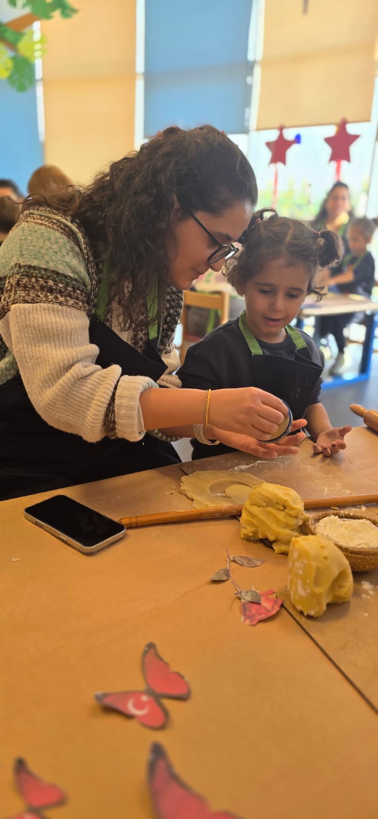 Etkin Kolej | ANNELERİMİZLE AY YILDIZLI KURABİYE!