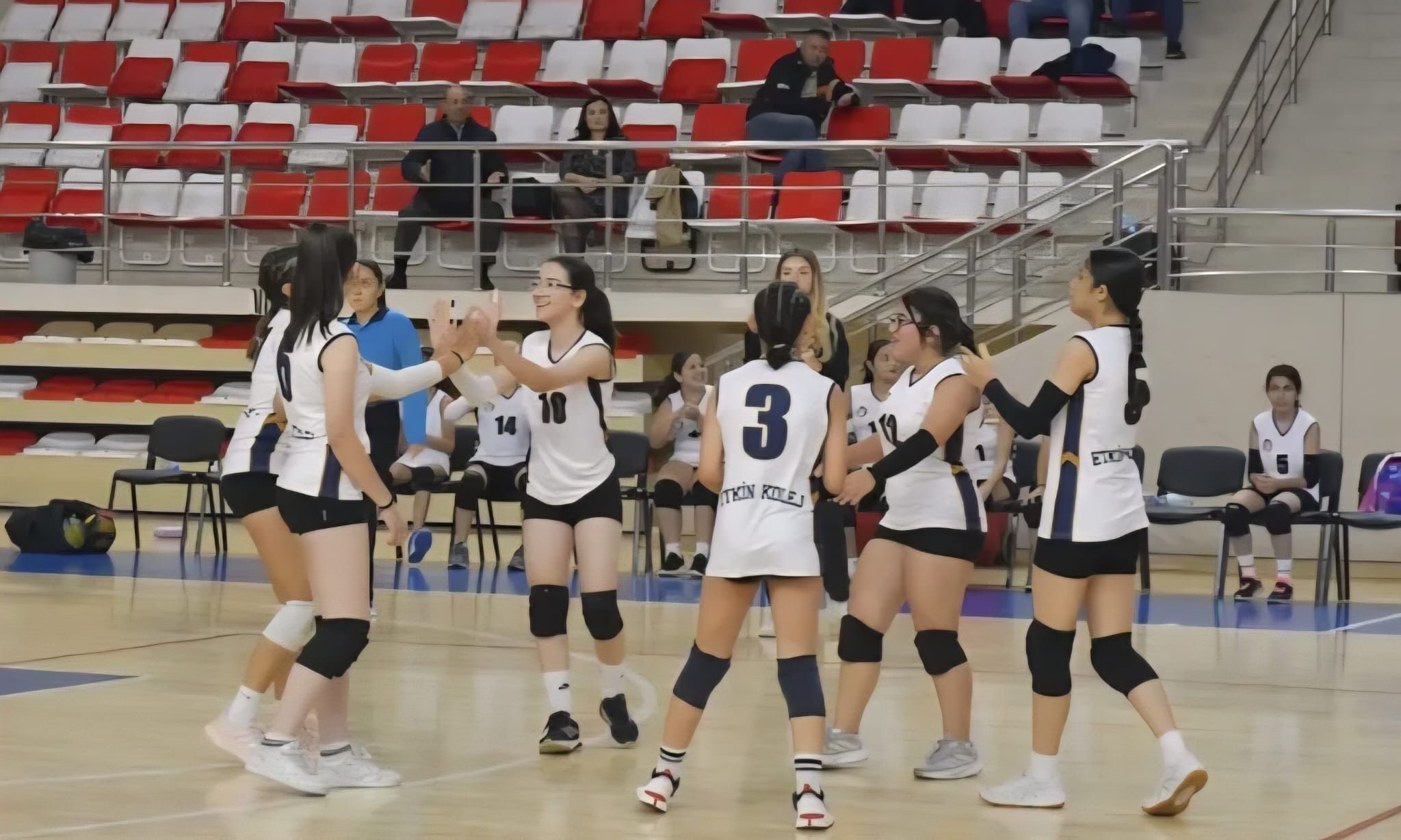Etkin Kolej | KIZ VOLEYBOL TAKIMIMIZIN BAŞARISI