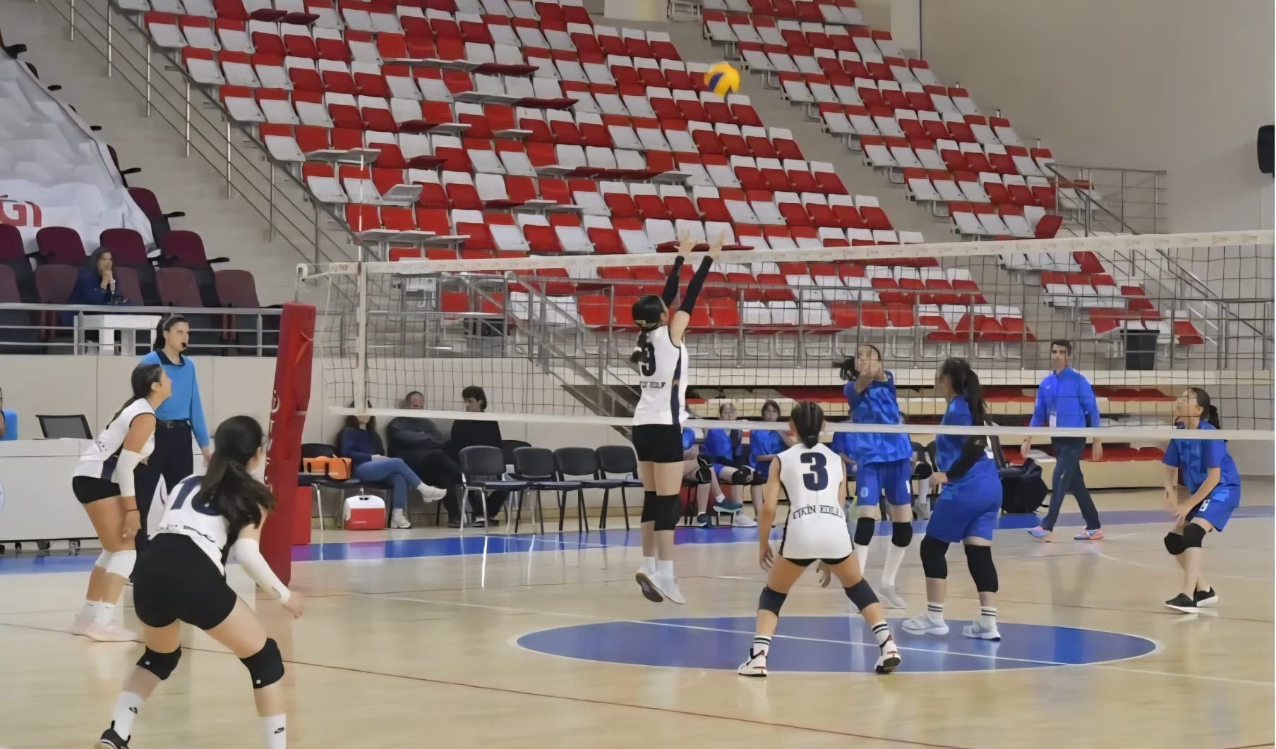 Etkin Kolej | KIZ VOLEYBOL TAKIMIMIZIN BAŞARISI