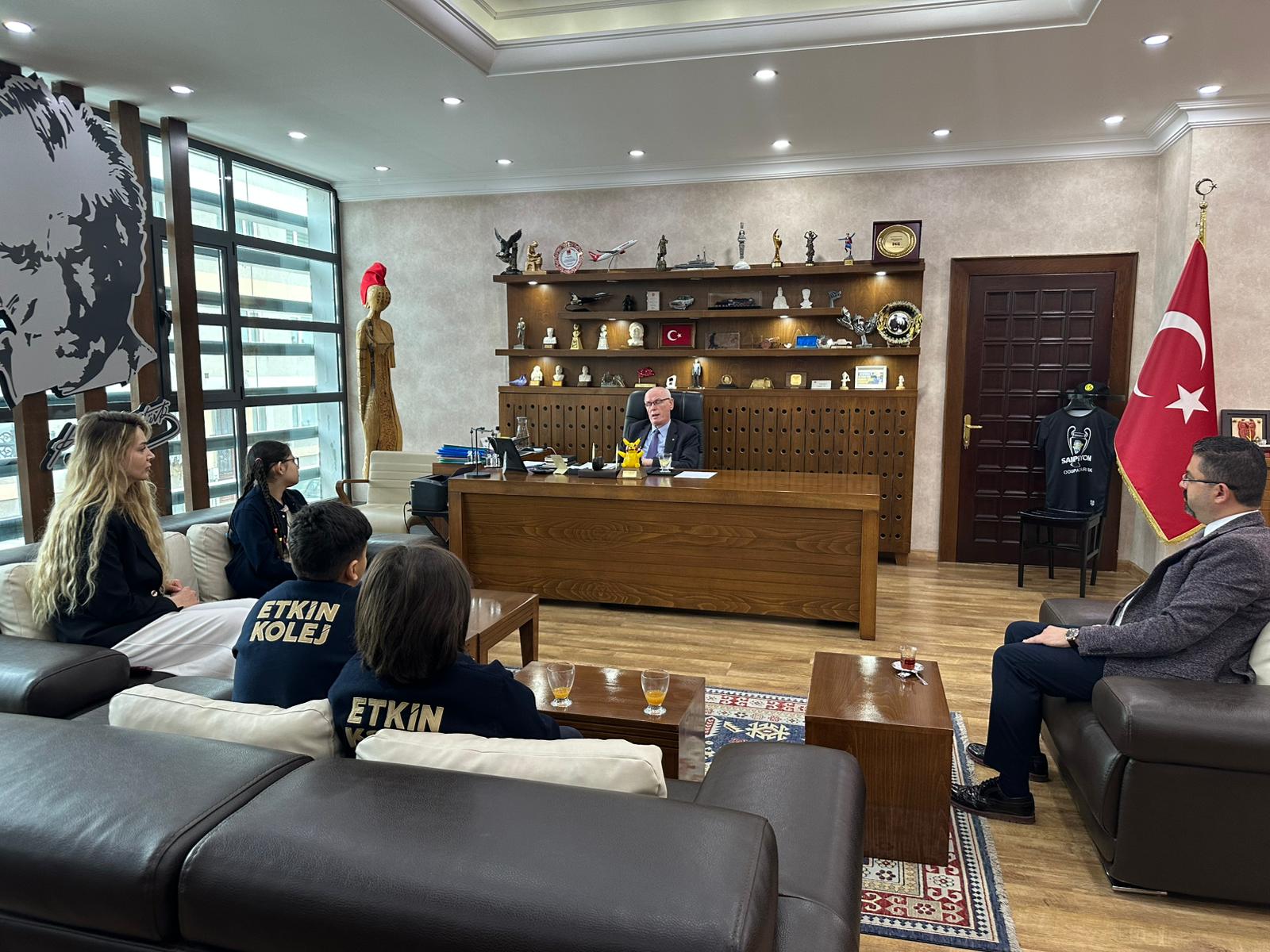 Etkin Kolej | Öğrenci Meclisimiz Kazım Kurt’u Makamında Ziyaret Ettik